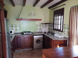 a kitchen with a washer and a washing machine at Matalascañas MAR in Matalascañas