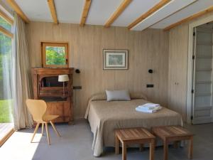 Un dormitorio con una cama, una mesa y un televisor. en CASA AVE, en Ajo 41 fotos más