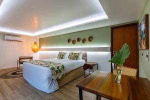 Llit o llits en una habitació de Dolphin Hotel