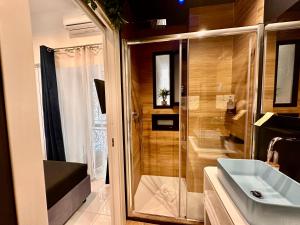een badkamer met een douche en een wastafel bij Elegance Rooms Spaccanapoli in Napels +118 foto's