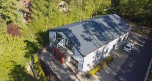 an overhead view of a house with a car at Apartament TU Cichowo in Cichowo