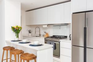 Η κουζίνα ή μικρή κουζίνα στο Marea Los Cabos Modern 3 BRD - Prime Location Near Beach & Marina Fast Wifi