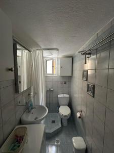 Ένα μπάνιο στο Karma Apartments