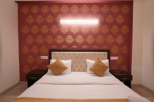 Postel nebo postele na pokoji v ubytování Hotel Tourist Palace