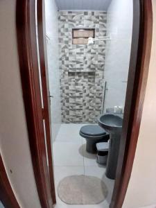 bagno con servizi igienici blu e lavandino di FLAT Residencial Caribe a Confresa Altre 42 foto