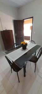 un tavolo con una ciotola di fiori sopra di FLAT Residencial Caribe a Confresa