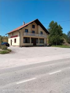 a building on the side of a road at Topsan Prenociste Rooms in Sokolac