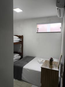 una piccola camera da letto con un letto e una finestra di Recanto da Mary em Morro de São Paulo no Centro e Próximo a Praia a Morro de São Paulo