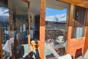 Habitación con vistas a las montañas a través de cristal. en Joli T2 Superdévoluy 4 pers !, en Superdevoluy