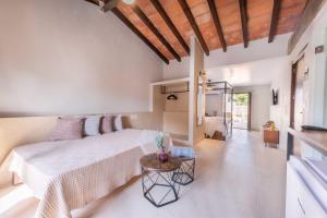 プエルト・バジャルタにあるCasa Victoria Malecón - Adults Onlyのベッドとテーブルのある寝室 +198枚の写真