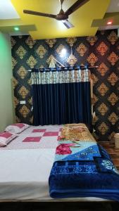een slaapkamer met een bed met een blauw gordijn bij Pooja home stay in Ujjain