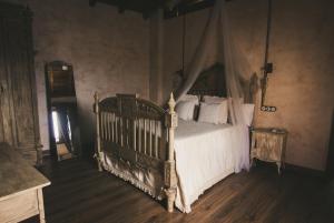 A bed or beds in a room at Hotel Rural La Guaja