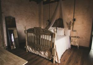 A bed or beds in a room at Hotel Rural La Guaja