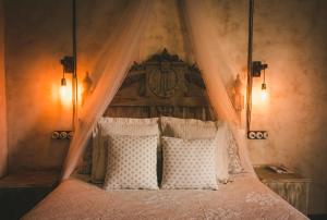 A bed or beds in a room at Hotel Rural La Guaja