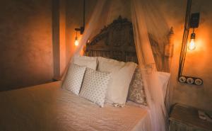 A bed or beds in a room at Hotel Rural La Guaja