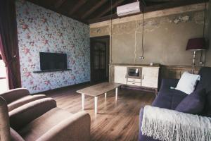 A television and/or entertainment centre at Hotel Rural La Guaja