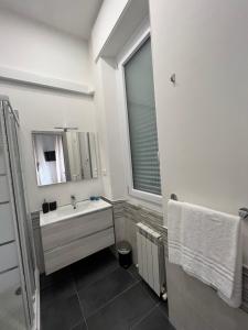 baño blanco con lavabo y ventana en B&B Il Glicine Pescara centro, en Pescara 17 fotos más