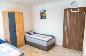 Tempat tidur dalam kamar di Panská