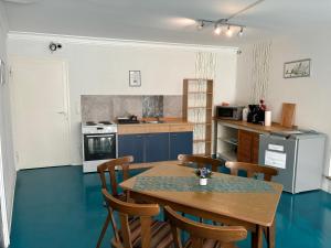a kitchen with a table and chairs in a room at Pension NentersHaus in Nentershausen