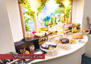 stół z jedzeniem w restauracji w obiekcie Bed & Breakfast Medea w mieście Neapol +37 zdjęć