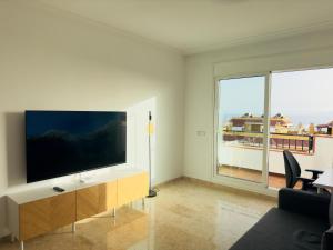 TV a/nebo společenská místnost v ubytování Casa Heidi - Pool - Sunsets - Ocean, Cliffs view - garage - AC