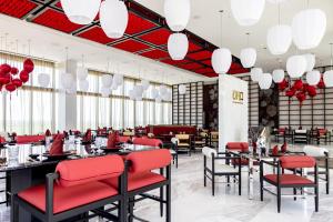 un restaurant avec des chaises rouges, des tables et des lumières dans l'établissement Garza Blanca Resort & Spa Cancun, à Cancún 128 autres photos