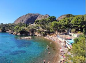 ラ・シオタにあるHaut de villa avec vue mer et terrasseの海水浴場の人々