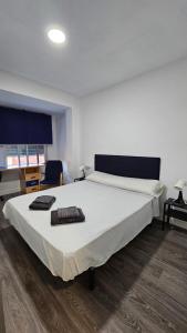 ein Schlafzimmer mit einem großen Bett mit zwei Handtüchern darauf in der Unterkunft Apartamento Centro Castellón in Castellón de la Plana