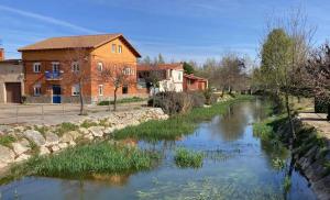 rzeka w wiosce obok budynku w obiekcie Charming House in Morales de Rey with Enclosed Garden w mieście Morales del Rey