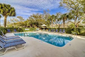 una piscina con tumbonas en Harbourside 7154, en Hilton Head Island