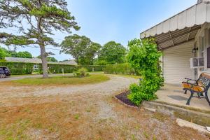 Zahrada ubytování Bayfront East Quogue Retreat with Private Boat Dock