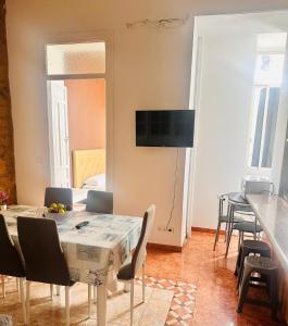 a living room with a table and chairs and a television at Campos vasallo in Alicante