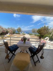 une table et des chaises sur un balcon avec vue sur l'océan dans l'établissement Paradise house, à Kato Alepochori