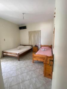 une chambre avec deux lits et une fenêtre dans l'établissement Paradise house, à Kato Alepochori