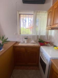une cuisine avec une fenêtre et un comptoir dans l'établissement Paradise house, à Kato Alepochori 10 autres photos
