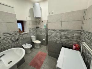 a bathroom with a sink and a toilet and a tub at Meghan Home in Catania