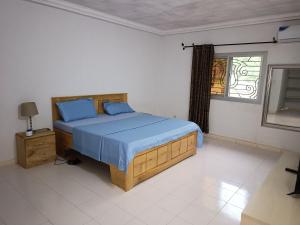 济金绍尔Berlin的卧室里有一张铺着蓝色床单的床和一扇窗户