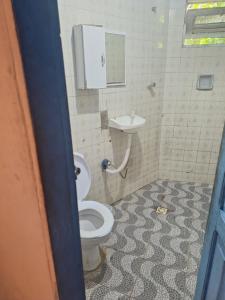 a bathroom with a toilet and a sink at Kaio Richelle schneiberg in Cayru
