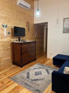 ein Wohnzimmer mit einem TV und einer Holzwand in der Unterkunft Sielsko Anielsko in Grodzisk