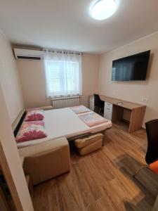 TV a/nebo společenská místnost v ubytování Sunshine apartment 3