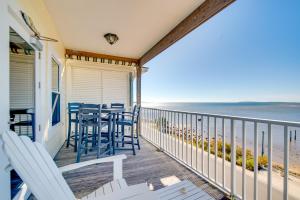 Balkón nebo terasa v ubytování Oceanfront Oasis in Cedar Key with 2 Balconies!