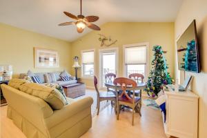 Posezení v ubytování Oceanfront Oasis in Cedar Key with 2 Balconies!