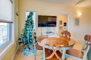 TV a/nebo společenská místnost v ubytování Oceanfront Oasis in Cedar Key with 2 Balconies!