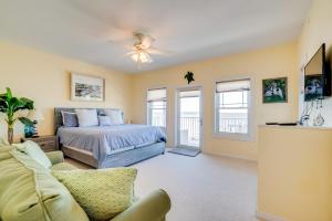 Postel nebo postele na pokoji v ubytování Oceanfront Oasis in Cedar Key with 2 Balconies!