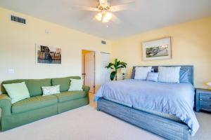 Postel nebo postele na pokoji v ubytování Oceanfront Oasis in Cedar Key with 2 Balconies!