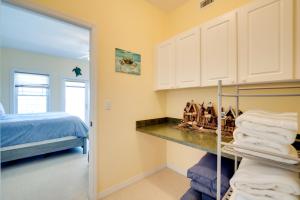Postel nebo postele na pokoji v ubytování Oceanfront Oasis in Cedar Key with 2 Balconies!