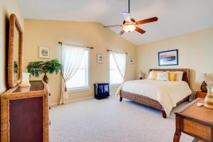 Postel nebo postele na pokoji v ubytování Oceanfront Oasis in Cedar Key with 2 Balconies!