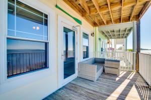 Balkón nebo terasa v ubytování Oceanfront Oasis in Cedar Key with 2 Balconies!