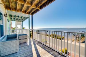 Balkón nebo terasa v ubytování Oceanfront Oasis in Cedar Key with 2 Balconies!