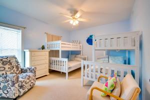 Vuode tai vuoteita majoituspaikassa Oceanfront Oasis in Cedar Key with 2 Balconies!